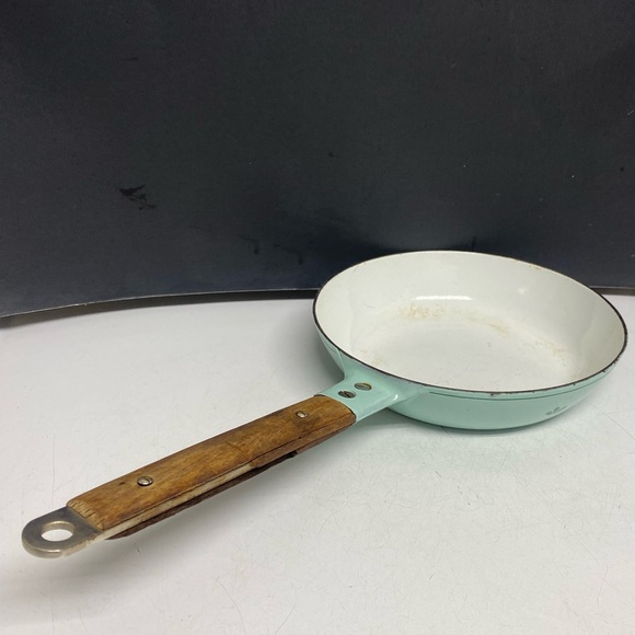 Dru Holland Seafoam Blue Enamel Cast Iron Pan - Picture 4 of 17